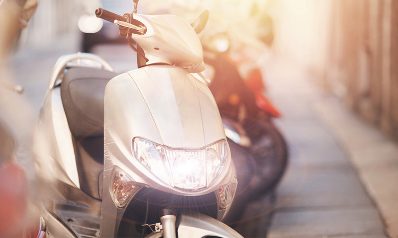 路遇電動(dòng)車(chē)千萬(wàn)別跟太緊，剎車(chē)燈九成會(huì)騙人，一不留神就追尾